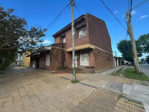 Ph de 2 dormitorios con Garaje y Pileta en Venta en Berisso