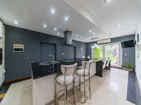Casa en Venta con 3 cocheras