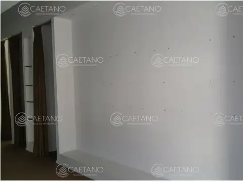 Excelente local a la calle en venta en Punta del Este, Peninsula.