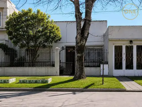 Casa de 2 dormitorios con jardín y garage para 4  autos