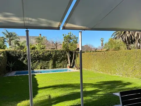 Casa en venta, Martinez, Quintana al 2300. Zona residencial, 6 ambientes, jardin y pileta
