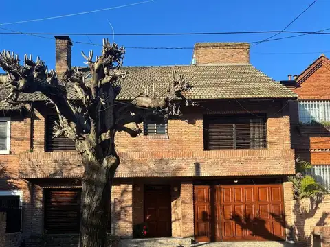 Casa en venta. zona residencial martinez, san isidro. 6 ambientes. 250mts, jardin y pileta