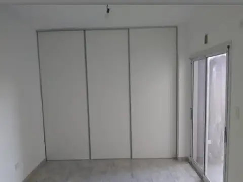 Raquel Español 200, Piso 1