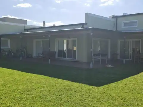 Casa 4 ambientes con 3 baños