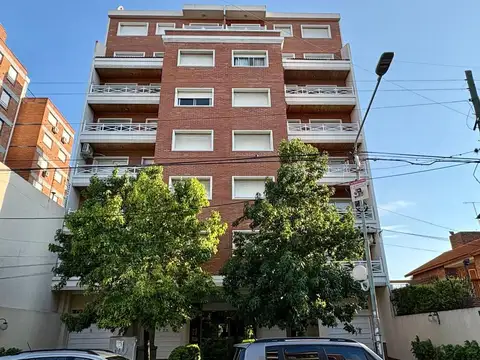 Departamento 3 ambientes con balcón y cochera en venta en Castelar