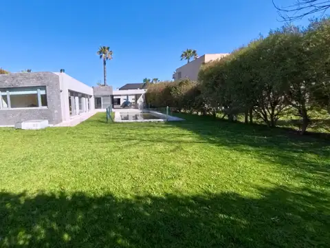 Casa en Alquiler con 2 cocheras