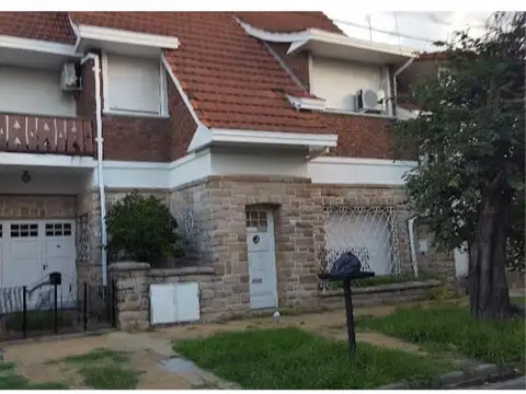 Excelente Casa. P.Baja al fte., living comedor, cocina , comed. diario, baño, 2 dormts., patio, lavadero, cuartito