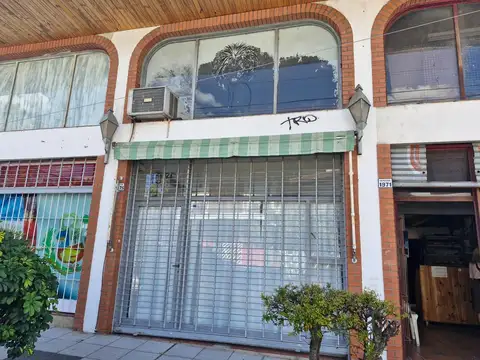 Local con entrepiso cerca Av. Fleming