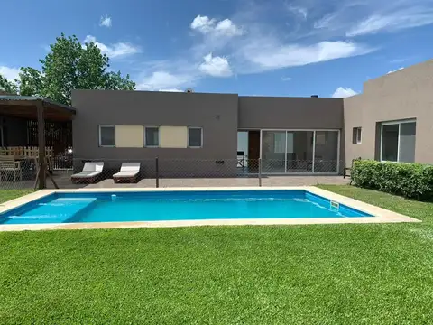 Casa en Venta en El Cantón - Barrio Golf, USD 235.000