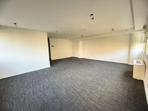 Oficina en Alquiler con 1 cochera