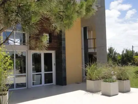 Calle 28 e/ Mar Azul y Av. Mar del Plata 100