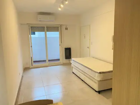 Alquiler Monoambiente con patio en Planta Baja.