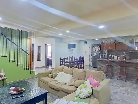 Casa en Venta con 2 cocheras