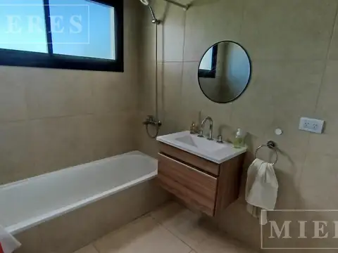 Casa 6 ambientes con 2 baños