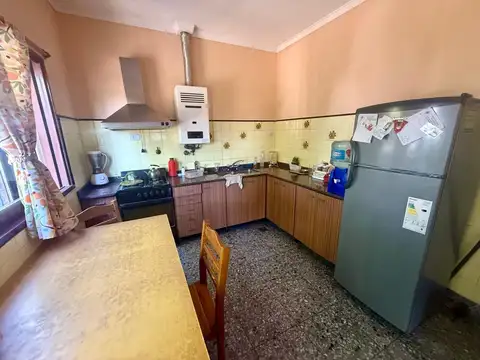 Vivienda con galpón / local  o posible Dpto.