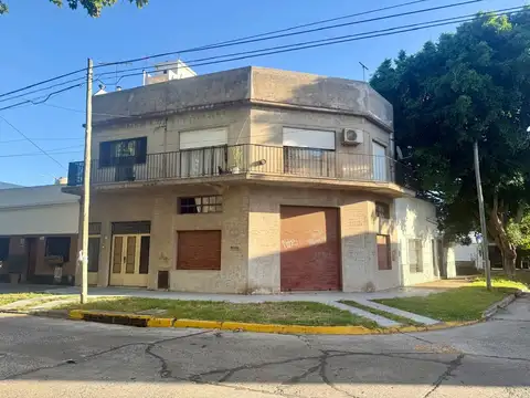 Vivienda con galpón / local  o posible Dpto.