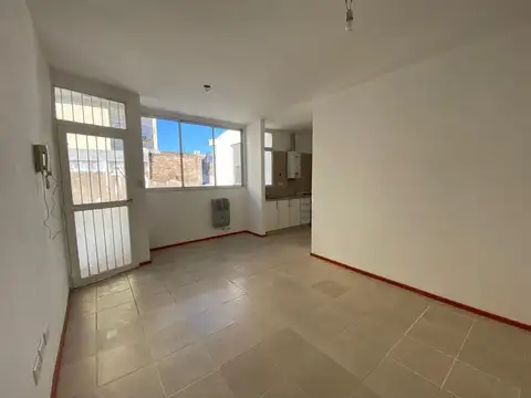 VENTA CASA DE PASILLO DOS DORMI EN BARRIO ABASTO
