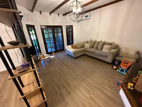 Casa 6 ambientes con 2 baños