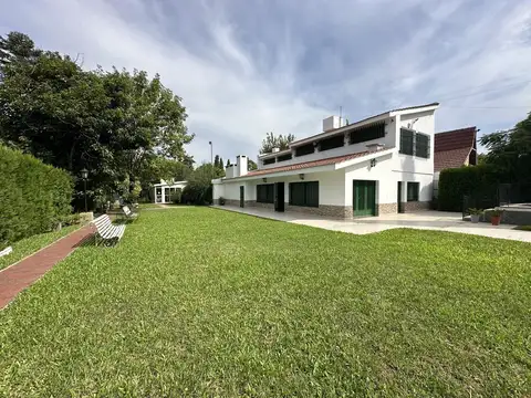 Casa en Venta con 3 cocheras