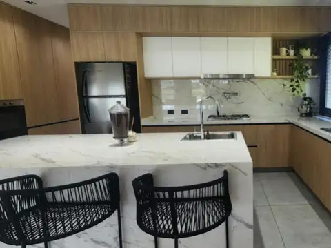 Casa 7 ambientes con 5 baños