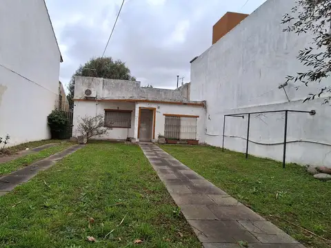 Castelar — a 6 cuadras de Av. Sarmiento y 13 cuadras de la estación!