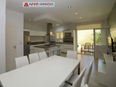 Casa en Venta con 3 cocheras