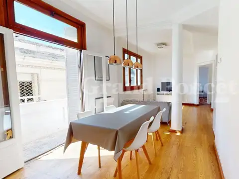 Venta Semipiso 4 Ambientes con Balcón .- Edificio Racionalista