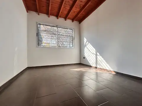 Hermoso Ph de 3 amb en 1° piso por escalera, con balcón al frente
