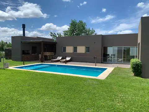 Venta de casa de una planta con pileta - CANTON GOLF
