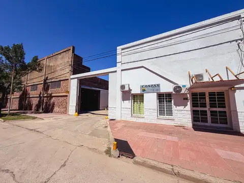 Depósito comercial de gran escala en zona urbana