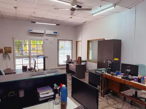 Depósito comercial de gran escala en zona urbana