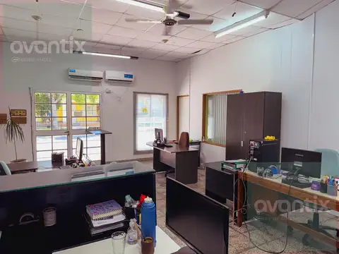 Depósito comercial de gran escala en zona urbana