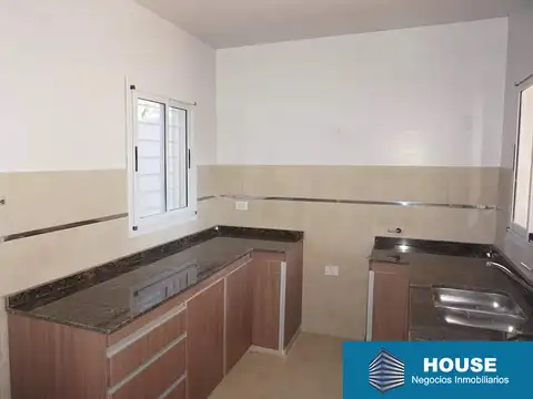 Casa 3 ambientes con 1 baño