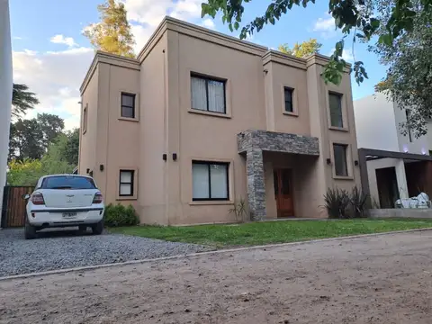 CASA 4 AMB. CON PILETA EN CONDOMINIO PARQUE LELOIR