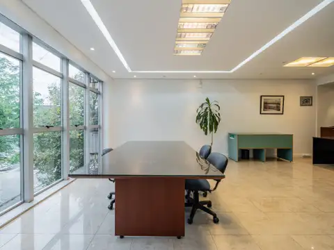 Edificio comercial - Tres Plantas - Subsuelo - Cocheras - Terraza