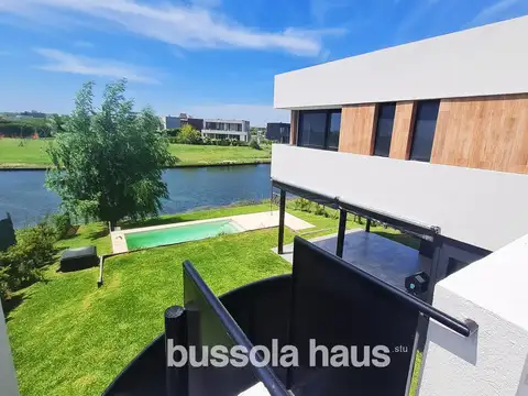 Casa en venta de 5 ambientes al lago con pileta en Vistas Puertos Escobar