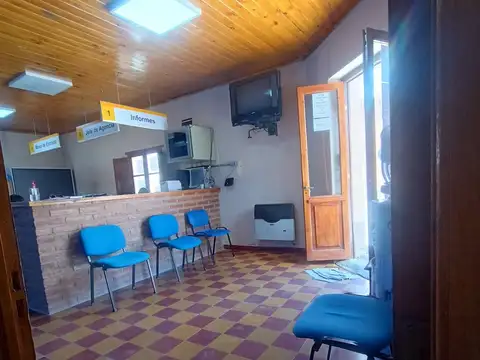 Oficina 8 ambientes con 2 baños