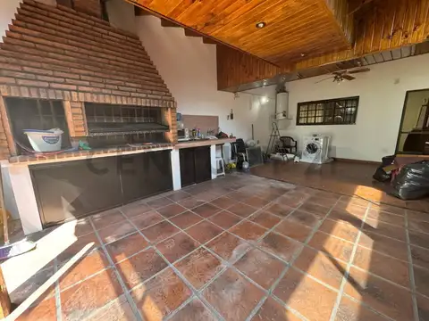 VENTA - CASA 3 AMBIENTES - QUINCHO - JARDIN - CASTELAR, MORON