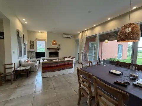 Casa 4 ambientes con 2 baños