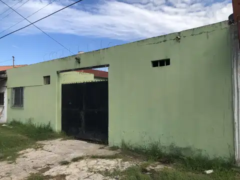 BAJO DE PRECIO! Stud de 10 boxes con vivienda sobre lote de 12 m. x 26,29 m.