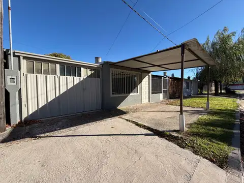 VENTA CASA 3 DORMITORIOS CON COCHERA Y PATIO CON PARRILLERO
