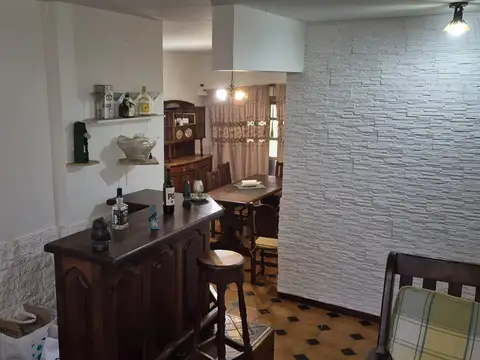 Casa 8 ambientes con 4 baños