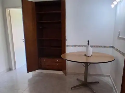 Casa en Alquiler con 2 cocheras