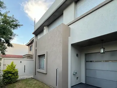 Casa 5 ambientes en venta en  Castelar Norte