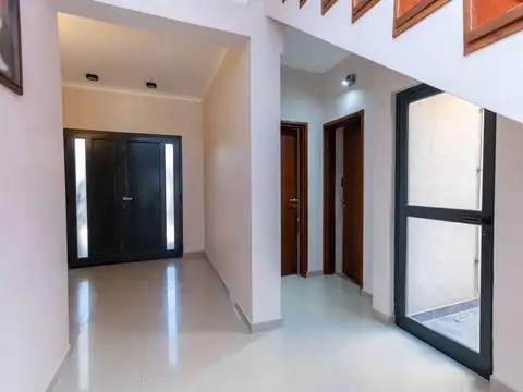 Casa 5 ambientes con 4 baños