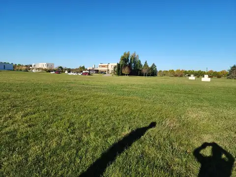 Terreno en venta en el Everlinks Golf & Country Golf Club, Luján.