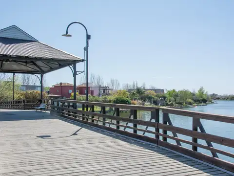 Casa en venta y alquiler anual 5 suites en Santa Bárbara, a la laguna central, orientación Norte