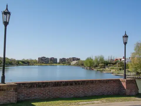 Casa en Alquiler con 2 cocheras