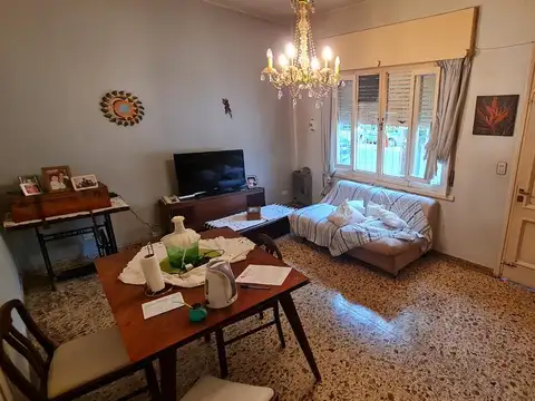 Casa en lote de 10 x 50, 3 ambientes, garage pasante y fondo libre parquizado