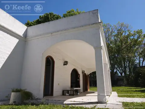 Impecable  Quinta En venta estilo colonial con gran piscina sobre lote de 2200 m2 No Alquiler